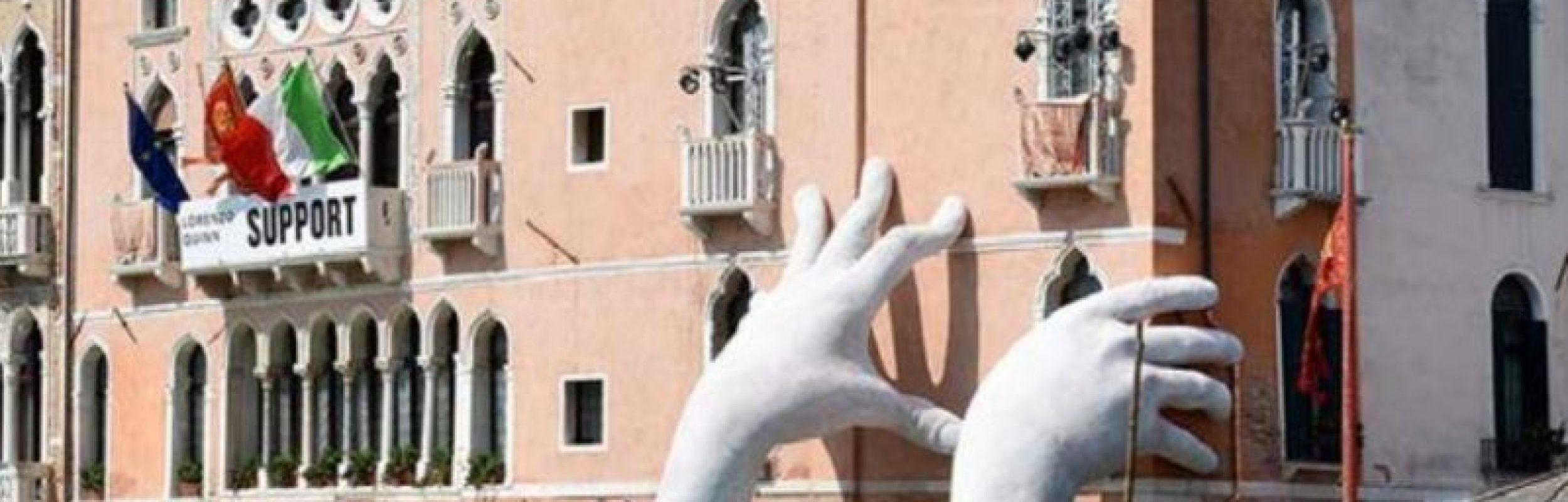 Lorenzo Quinn, le sue mani “Support Venice”